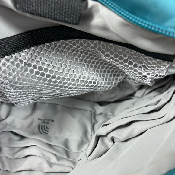 Magellans dark teal Fanny pack for outdoors or casual use - Picture 12 of 12